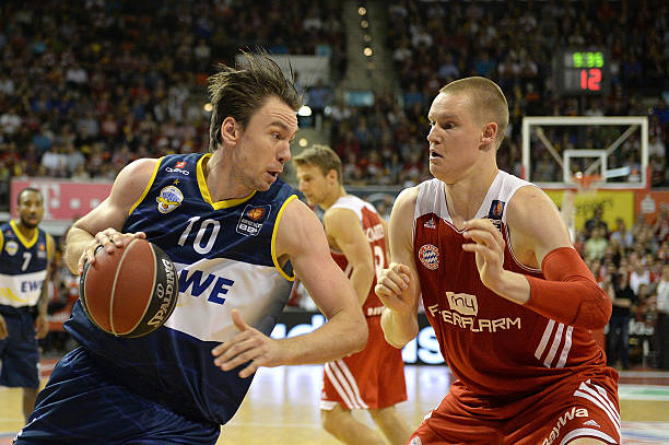 曼联传奇坎通纳、弗格森与吉格斯同框