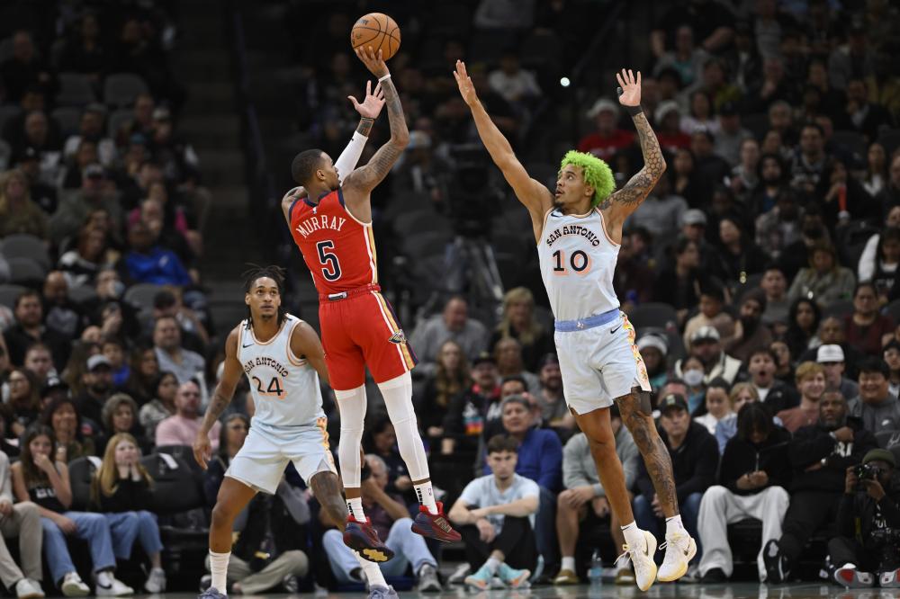 开启中国行！杰伦-威廉姆斯凌晨抵达上海 为接机球迷进行签名